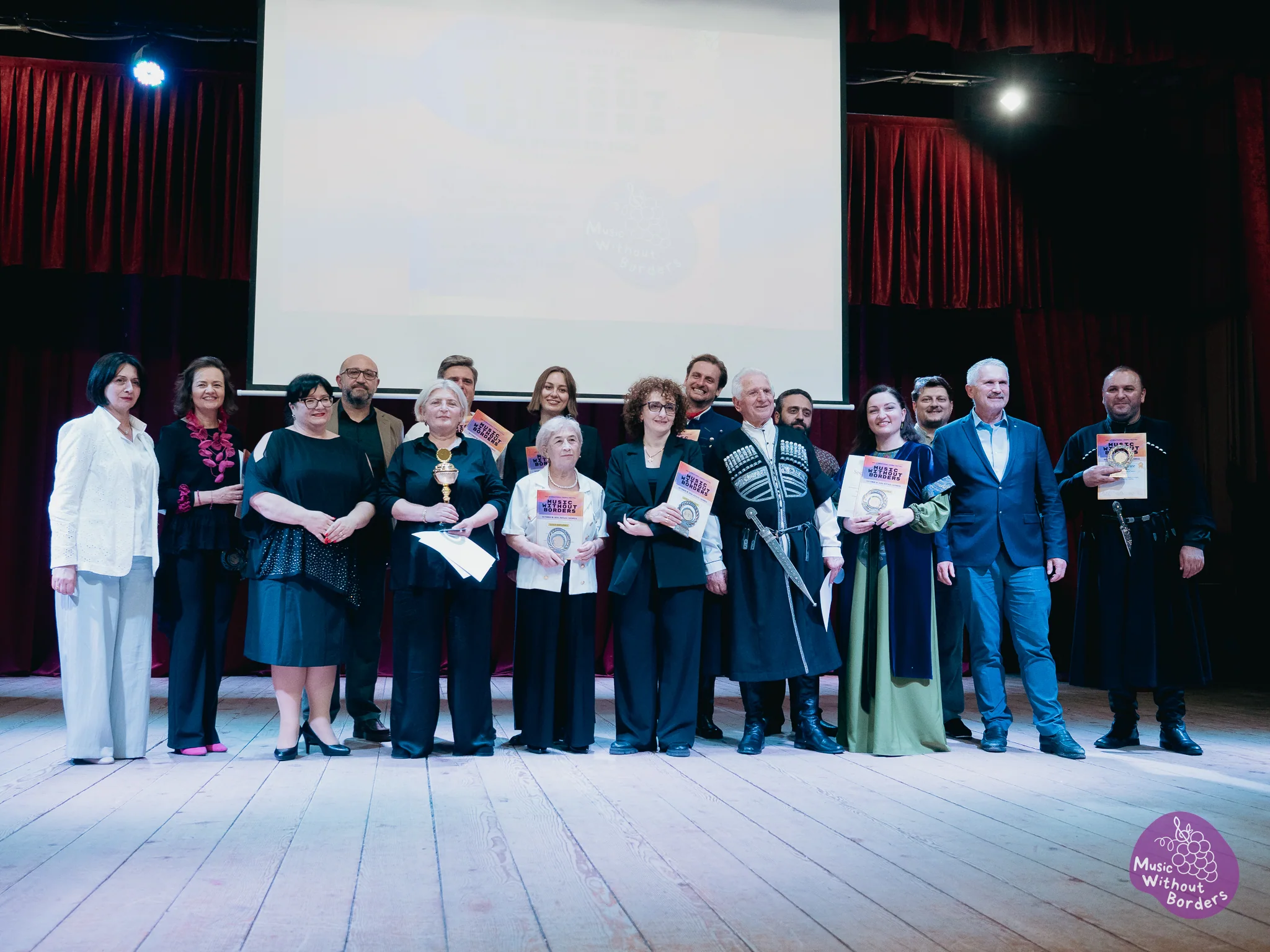 Uczestnicy gali II Międzynarodowego Festiwalu Chóralnego Muzyka Bez Granic na scenie w Kutaisi